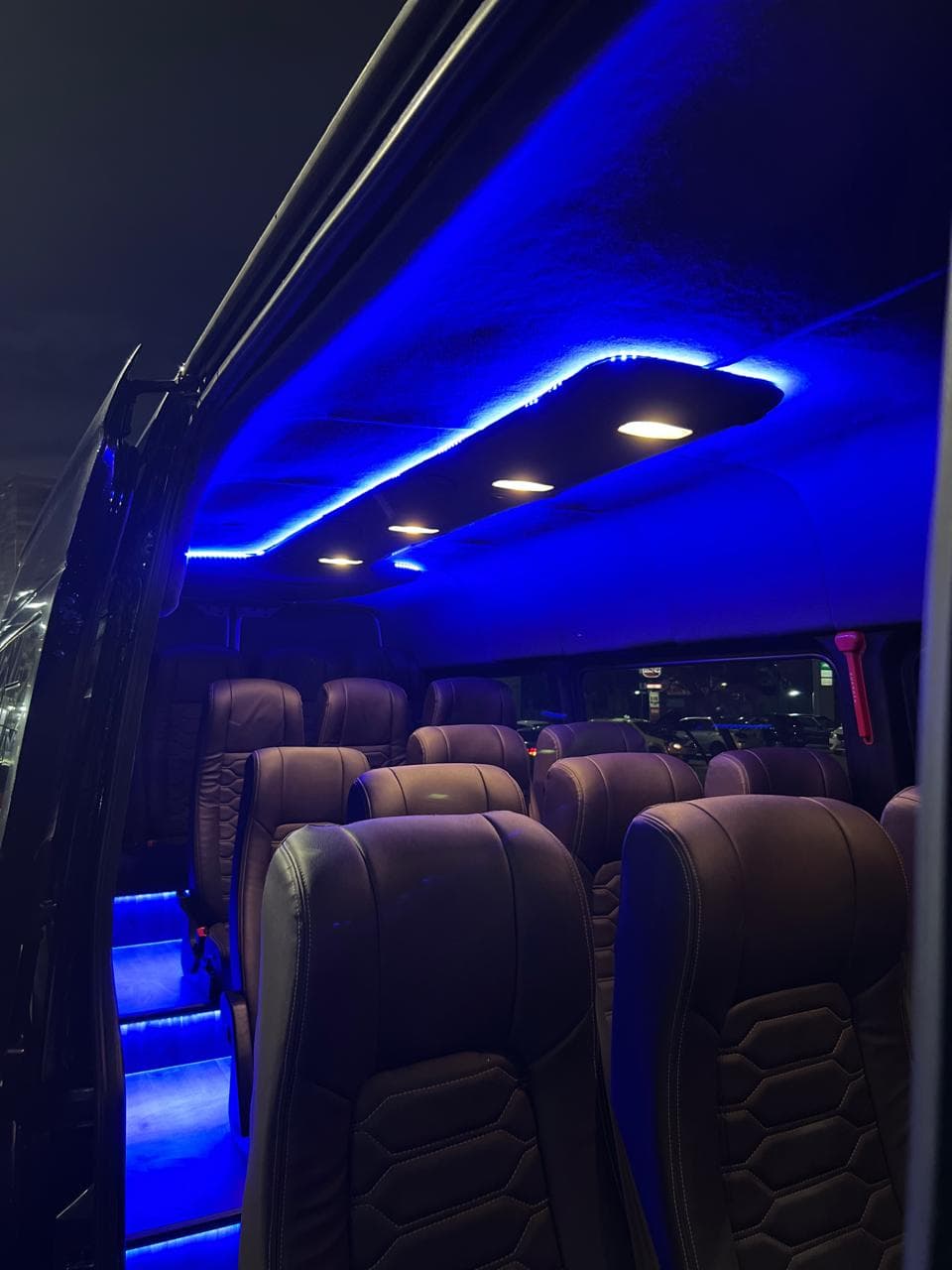 Interior premium da van de 20 lugares com iluminação LED
